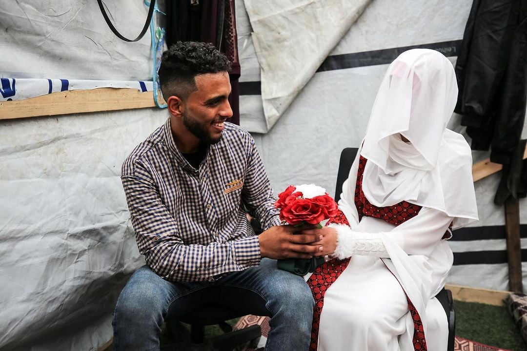 In Pictures Displaced Palestinian Couple Holds Wedding In Gaza Tent 46639