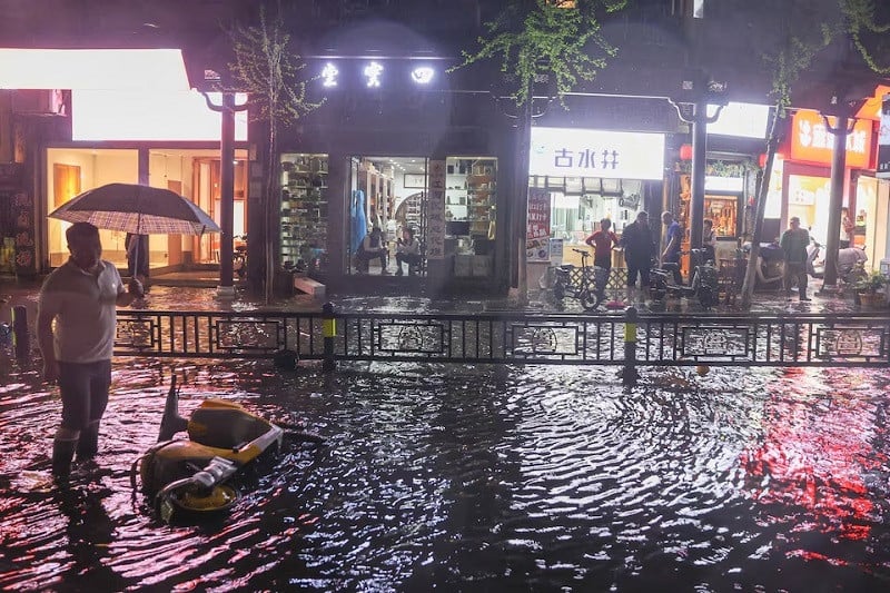 People Blown From Apartments As Typhoonlike Winds Ravage Southern China 48603