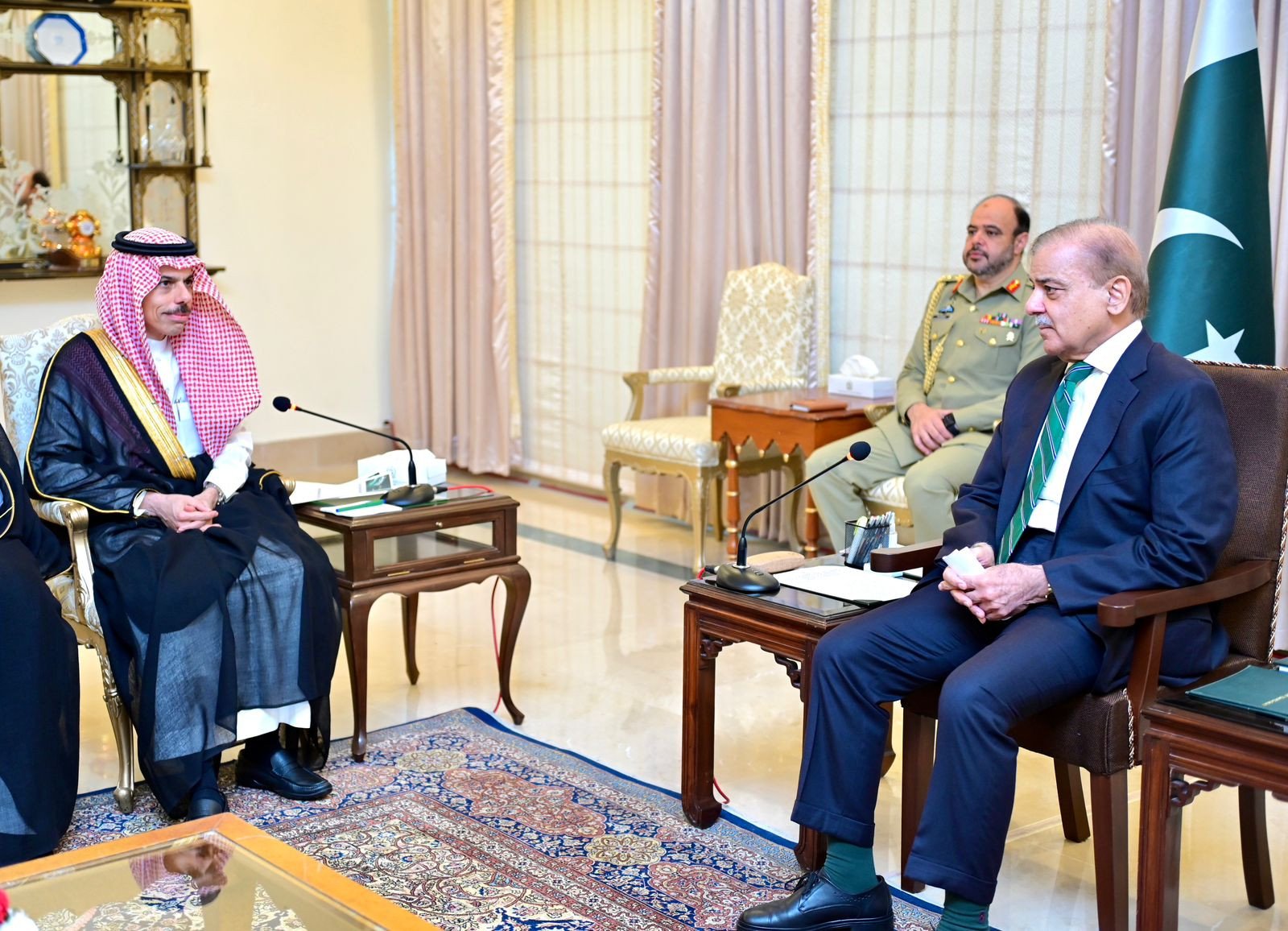 PM Shehbaz Meets Saudi FM Pitches Multiple Projects For Investment 49077
