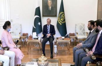 PM Shehbaz Presents Rs10 Million Cheque To Brave PIMS Nurse 76814